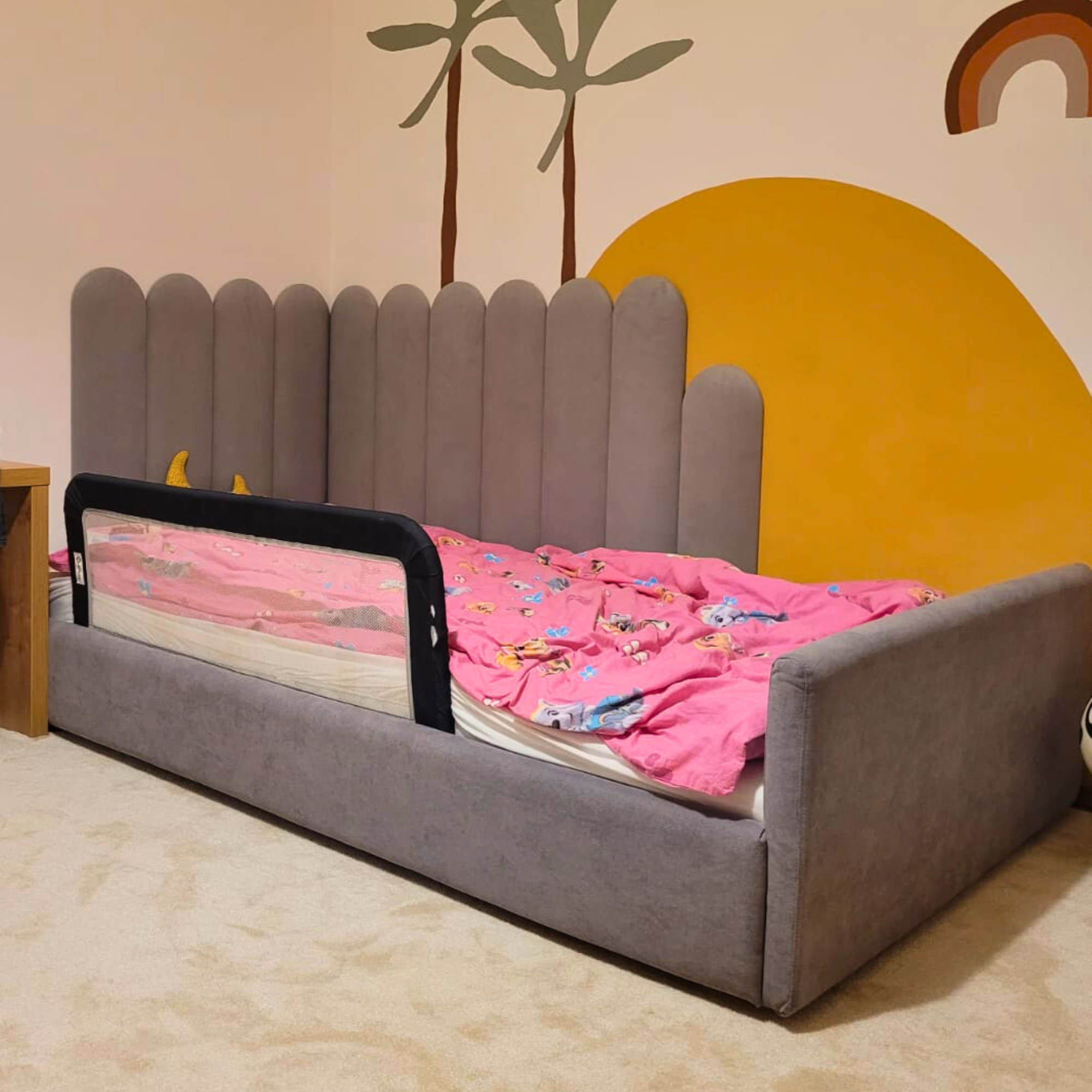 Čalúnený panel ako zástena k posteli